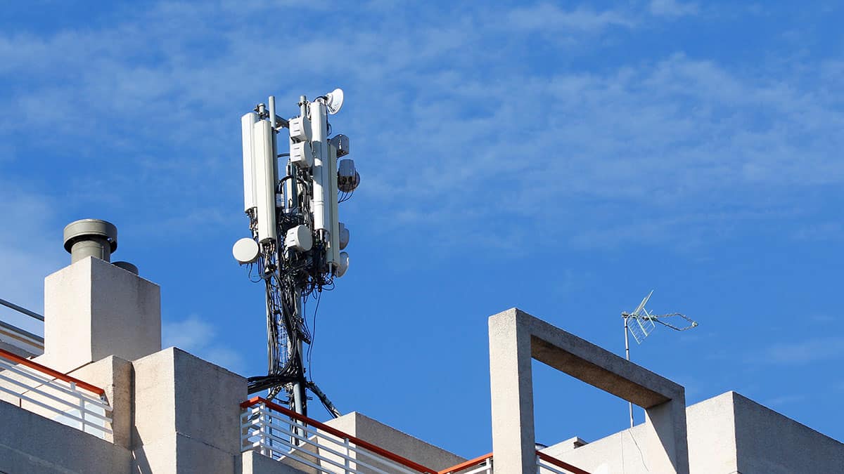 Edificio con una torre de telefonía móvil